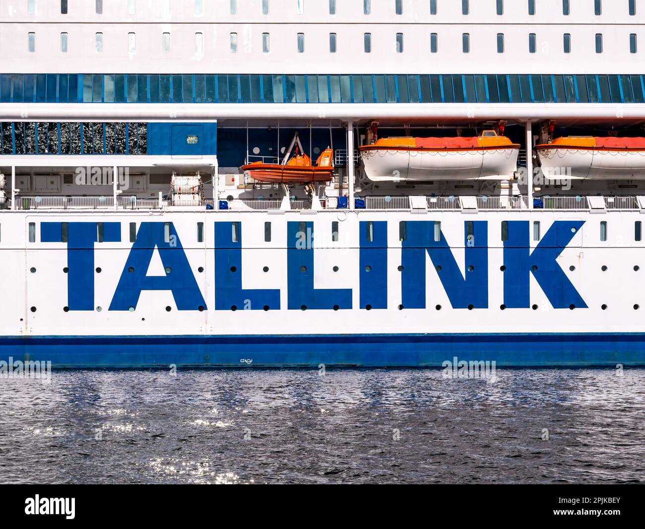Nome della compagnia segno Tallink sul lato a dritta del traghetto passeggeri della compagnia di navigazione estone Foto Stock