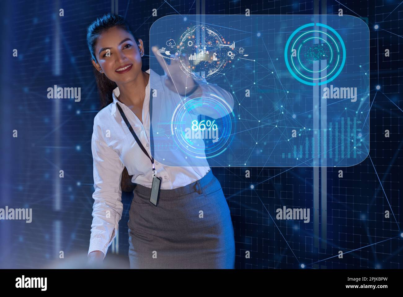 Tecnico femminile che tocca lo schermo digitale a globo, concetto di tecnologia del futuro Foto Stock