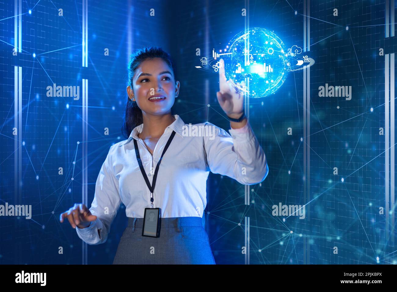 Tecnico femminile che tocca lo schermo digitale a globo, concetto di tecnologia del futuro Foto Stock