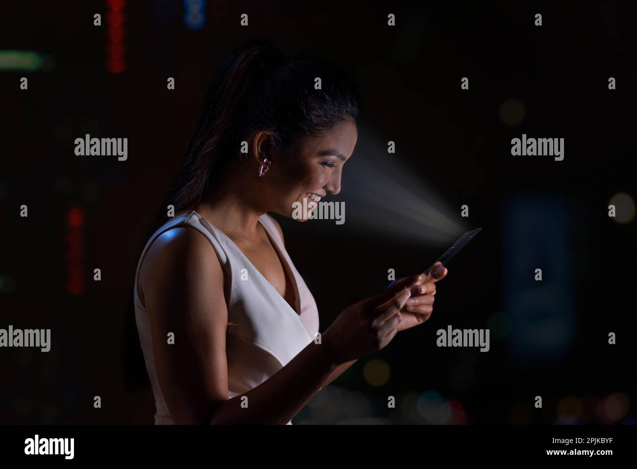 Giovane donna che utilizza la tecnologia di riconoscimento facciale con il telefono cellulare Foto Stock