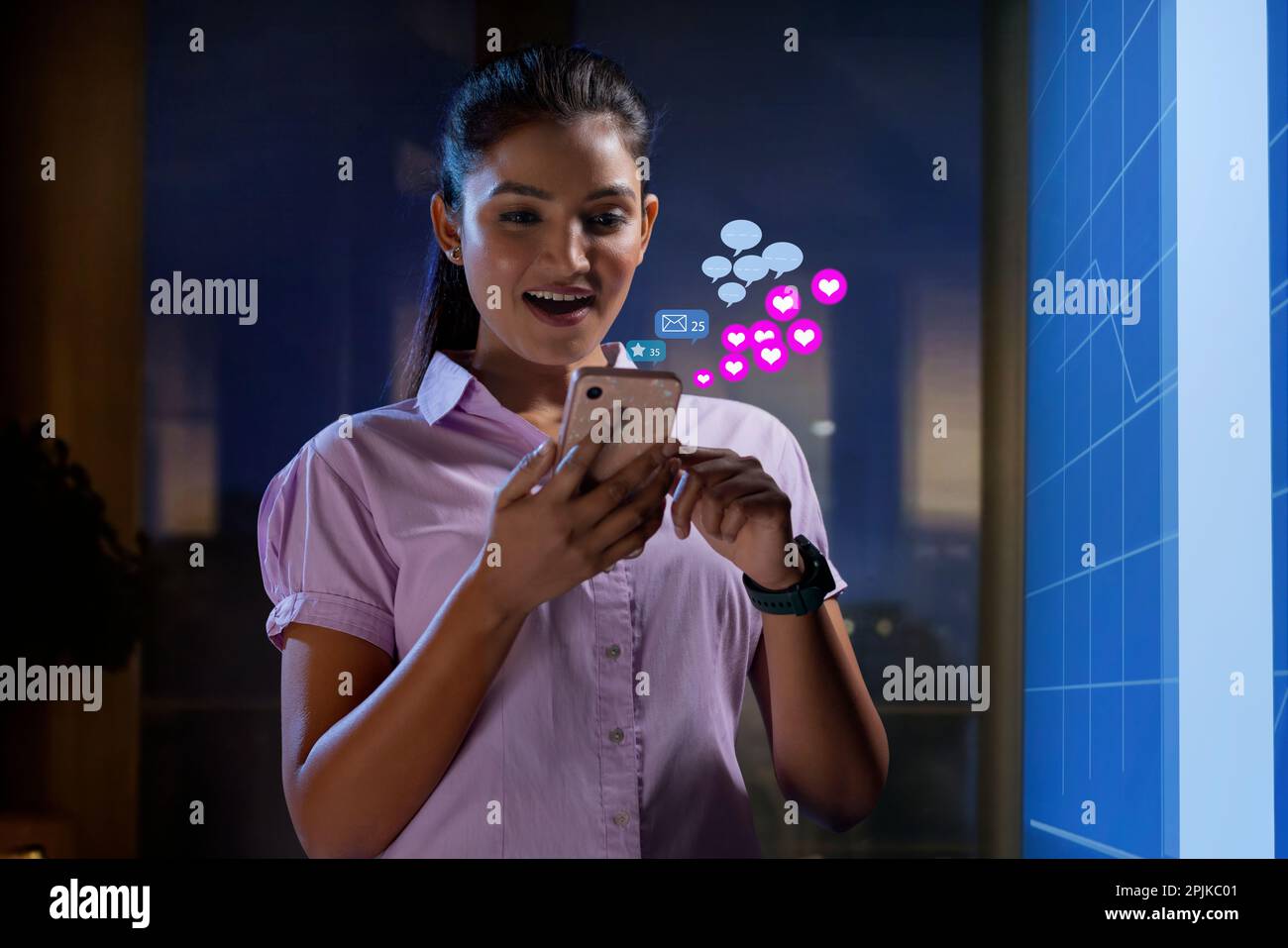 Uomo d'affari che utilizza un'interfaccia moderna sul telefono con display digitale virtuale Foto Stock