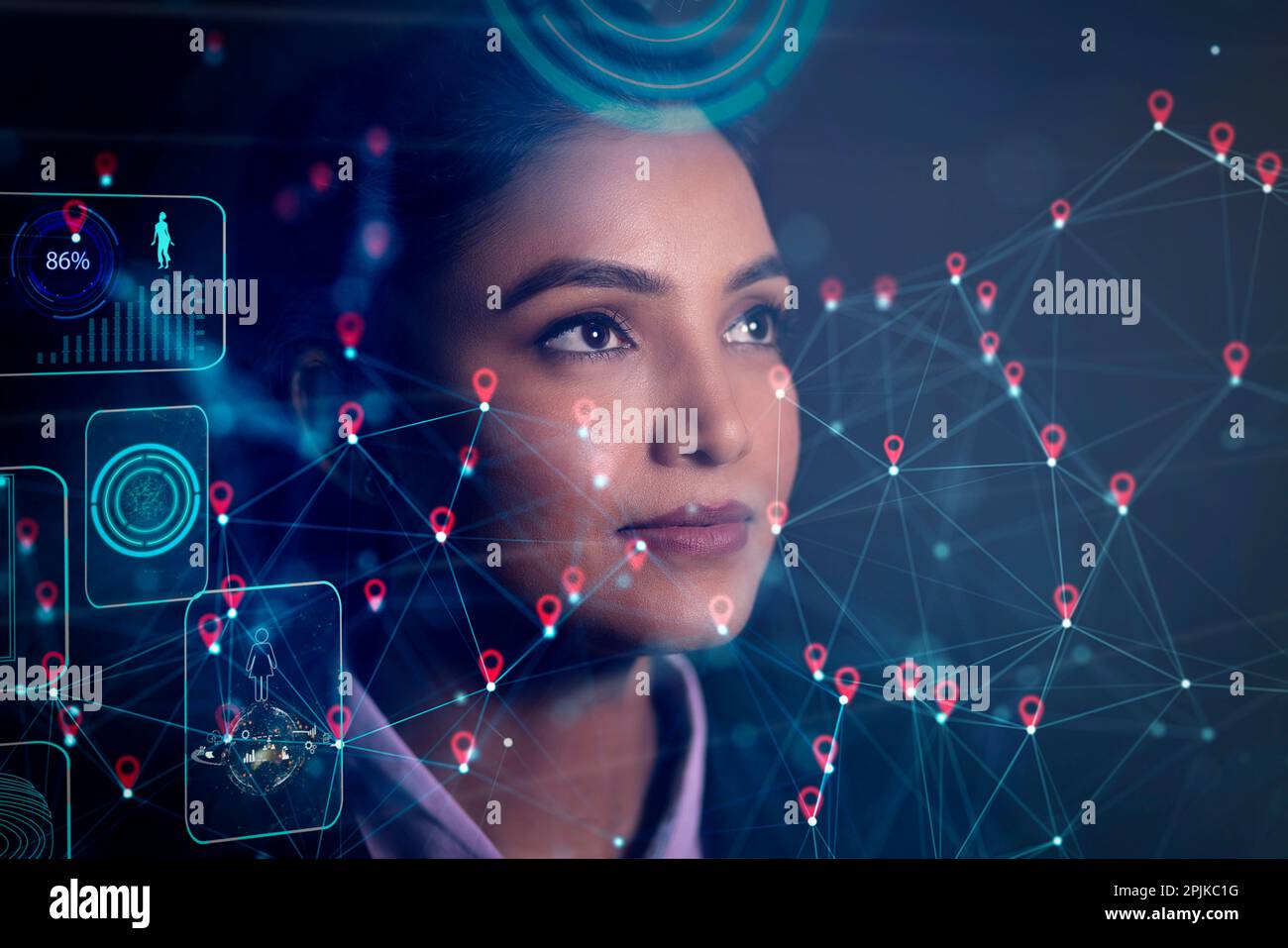 ritratto di una donna con proiezioni di realtà virtuale di icone digitali intorno al suo volto Foto Stock