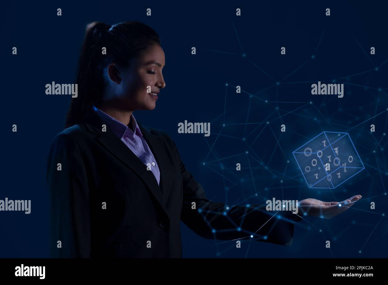 Donna d'affari che tiene icone digitali sullo schermo virtuale Foto Stock