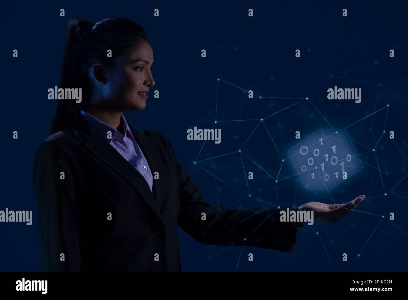 Donna d'affari che tiene icone digitali sullo schermo virtuale Foto Stock