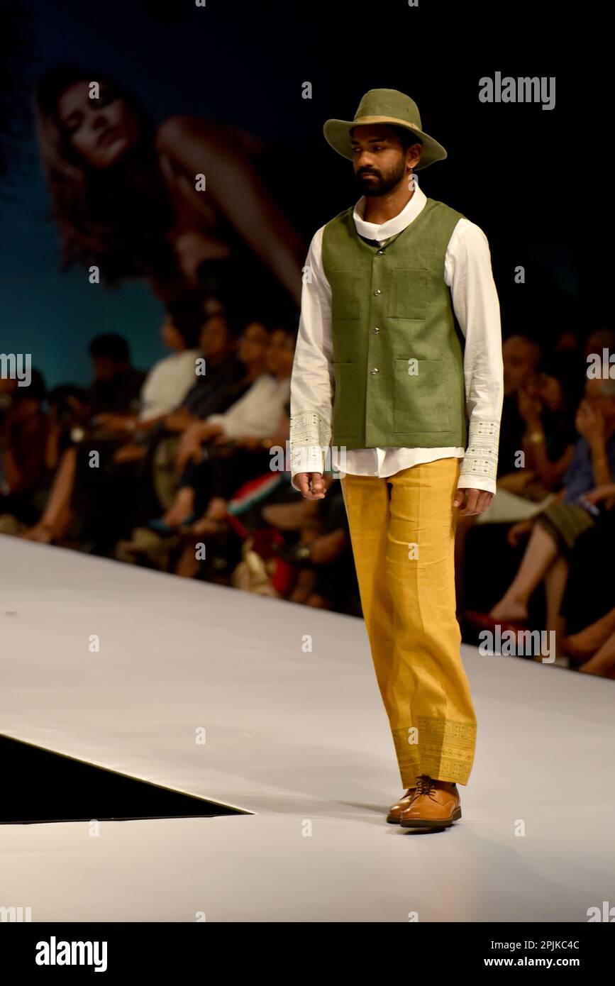 Colombo, Sri Lanka. 1st Apr, 2023. Un modello propone la creazione del fashion designer Fouzul Hameed durante la 20th Colombo Fashion Week a Colombo (Credit Image: © Ruwan Wampola/Pacific Press via ZUMA Press Wire) SOLO PER USO EDITORIALE! Non per USO commerciale! Foto Stock