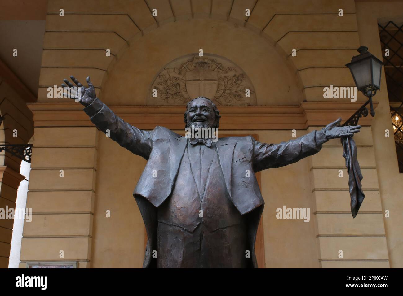 Modena, 2023 aprile, statua in bronzo del cantante tenore Luciano Pavarotti, luogo turistico, editoriale Foto Stock