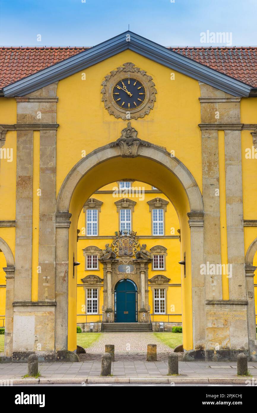 Orologio sul cancello d'ingresso del castello di Osnabruck, Germania Foto Stock