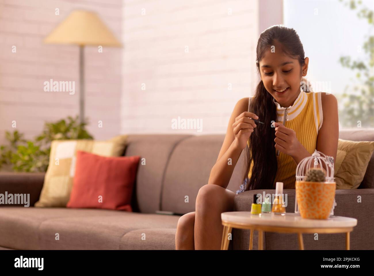 La ragazza di Tween che dipinge le sue unghie del dito Foto Stock