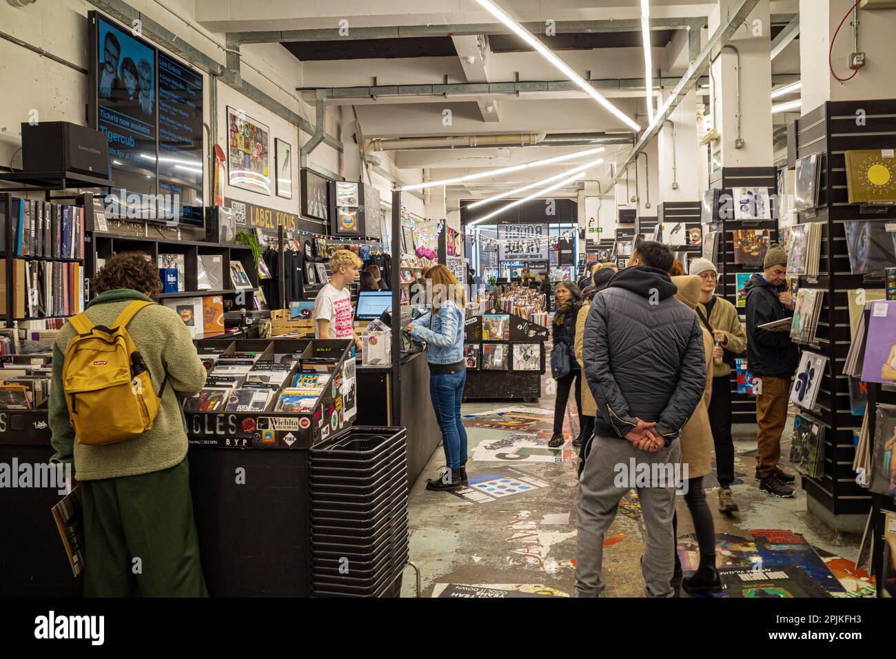 London Rough Trade East Record Shop and Cafe - i compratori di record navigano nel negozio di record Rough Trade East al largo di Brick Lane, nell'area di Shoreditch a Londra. Foto Stock