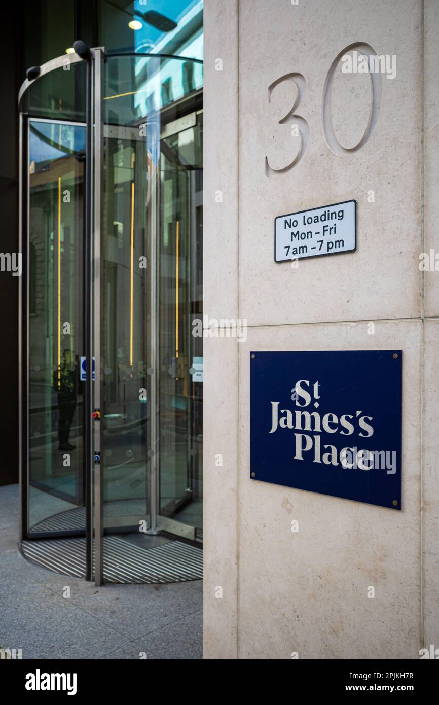 St James's Place London - Wealth Management Company nel quartiere finanziario della City of London, al 30 di Lombard Street. Foto Stock
