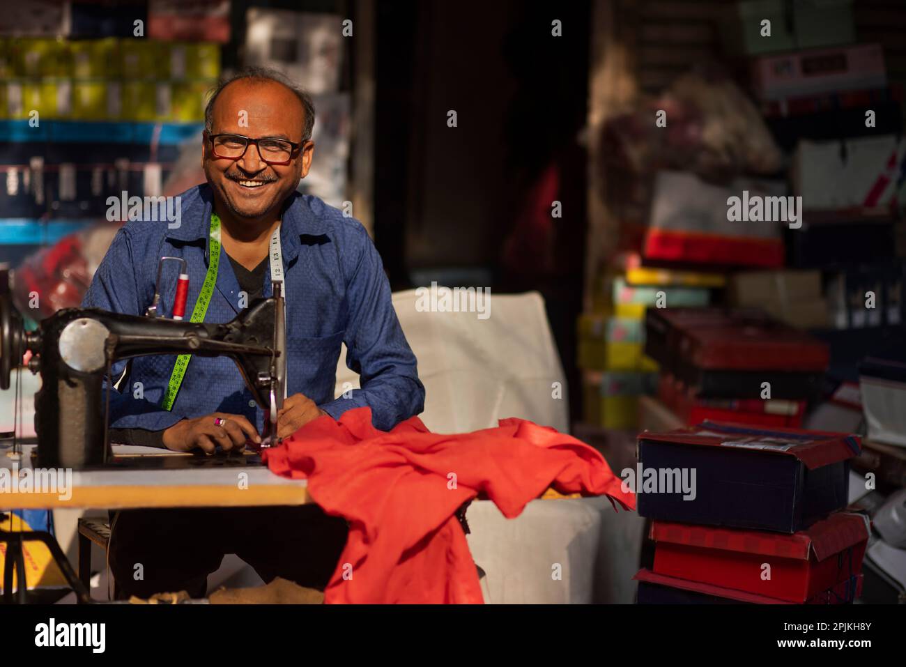 Ritratto di un allegro costume swing vestiti nel suo laboratorio Foto Stock