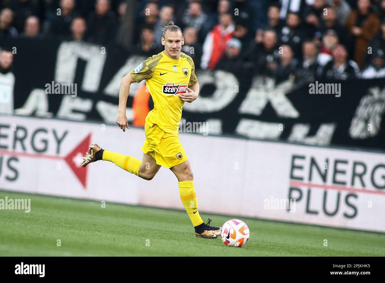 Salonicco, Grecia. 2nd Apr, 2023. Il giocatore di AEK Domagoj Vida in azione durante una partita di calcio della Superleague Playoff tra PAOK FC e AEK FC. (Credit Image: © Giannis Papanikos/ZUMA Press Wire) SOLO PER USO EDITORIALE! Non per USO commerciale! Foto Stock