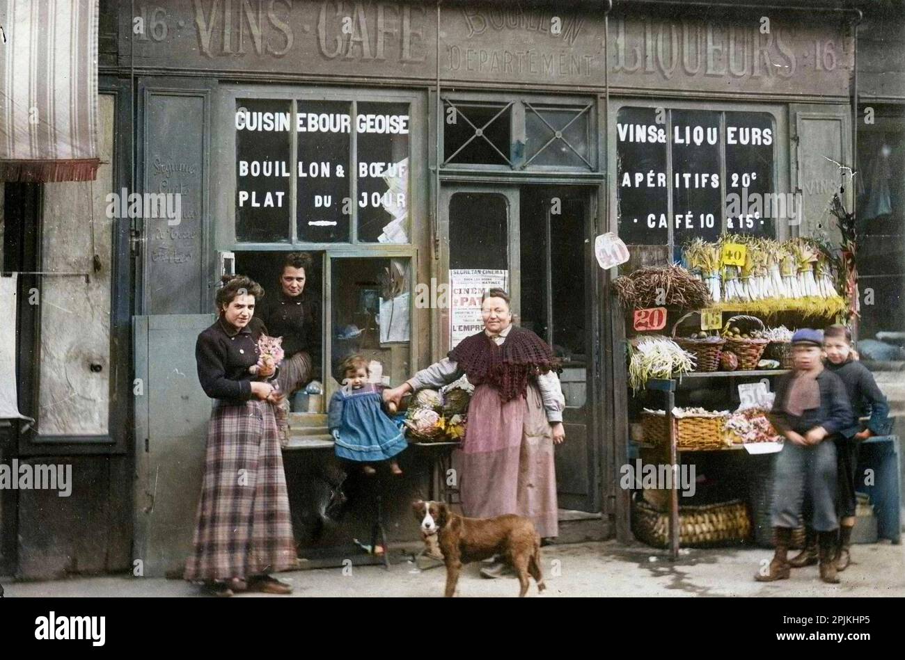 La devanture d'une boutique de vins et liqueurs, epicerie et restauration, rue du departement, Parigi. Carte postale debutto XXeme siecle. Foto Stock