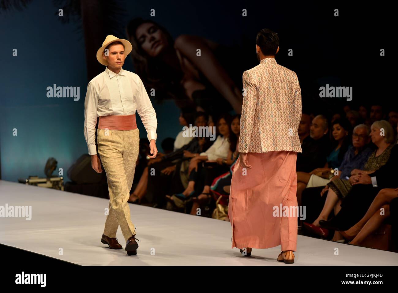 Colombo, Sri Lanka. 1st Apr, 2023. I modelli sono creati dal fashion designer Fouzul Hameed durante la 20th Colombo Fashion Week a Colombo (Credit Image: © Ruwan Wampola/Pacific Press via ZUMA Press Wire) SOLO PER USO EDITORIALE! Non per USO commerciale! Foto Stock