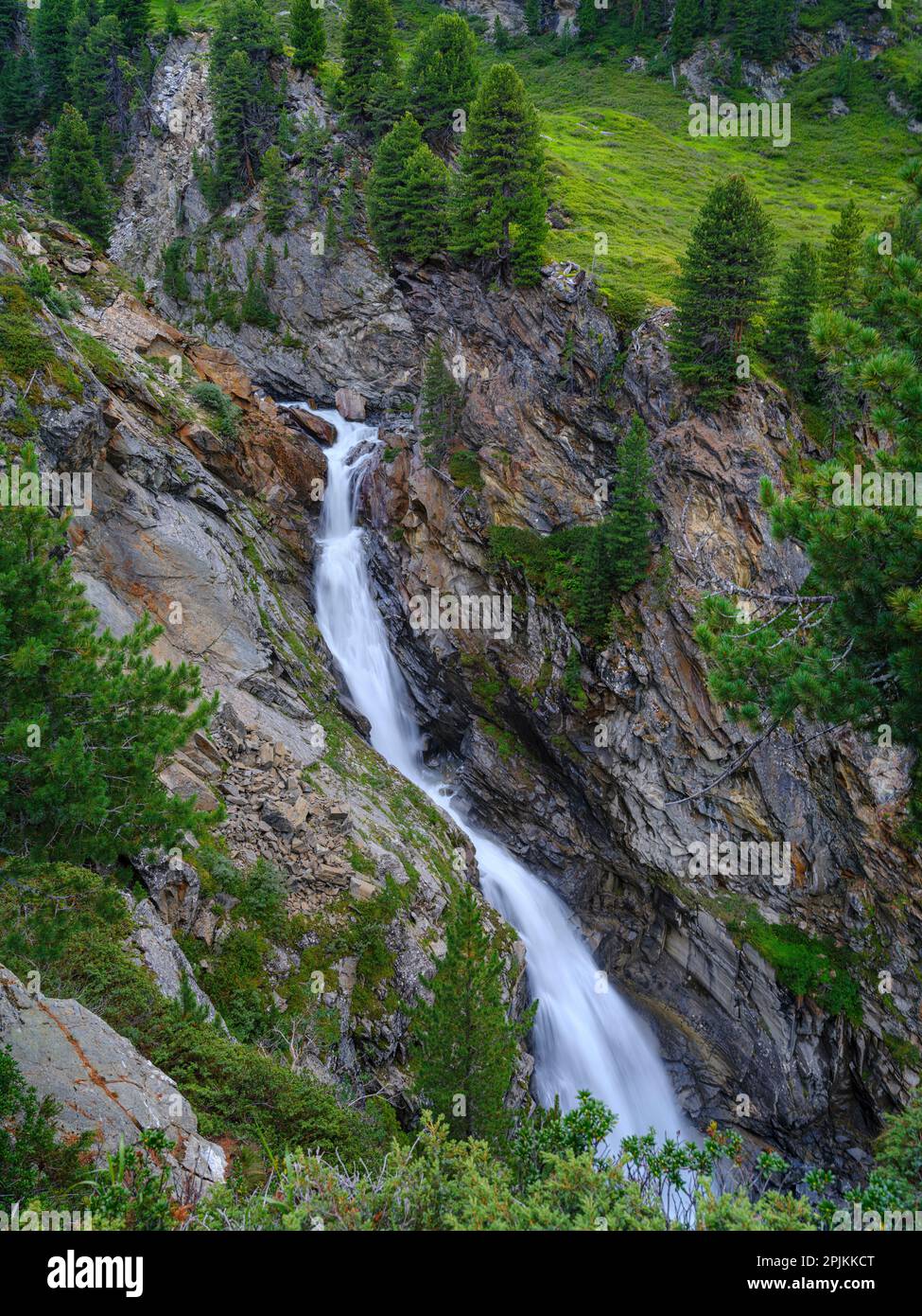 Cascata Rotmooswasserfall nelle Alpi Otztal nel Parco Naturale Otztal. Europa, Austria, Tirolo Foto Stock