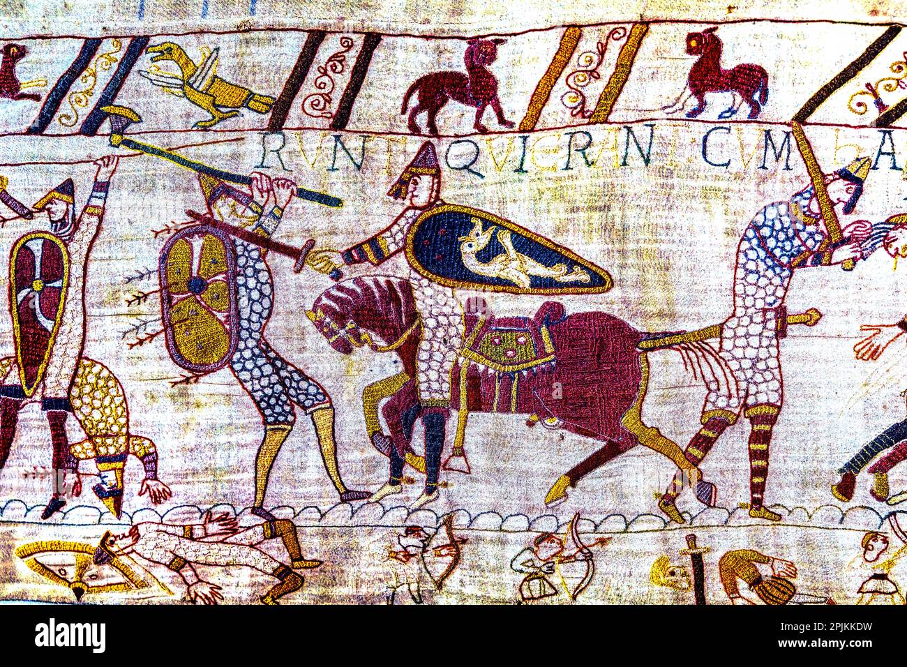 Arazzo di Bayeux, Bayeux, Normandia, Francia. Creato 11th ° secolo dopo la Battaglia di Hastings 1066 DC mostrando Norman conquista. Battaglia di cavalleria e morti Foto Stock