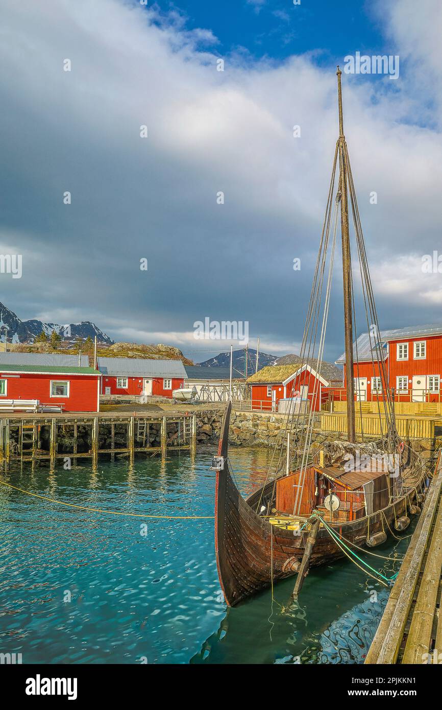 Norvegia, Isole Lofoten. Ballstadoy dall'altra parte del lago Foto Stock
