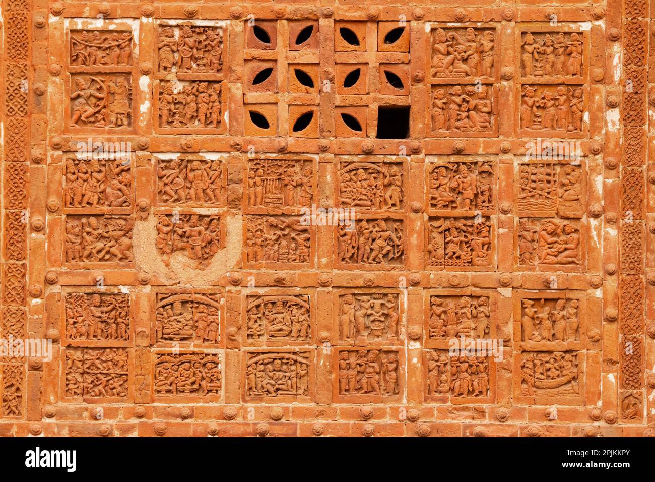 Scene di adorazione degli dei indù sul Tempio di Jor Bangla, Bishnupur, Bengala Occidentale, India. Foto Stock
