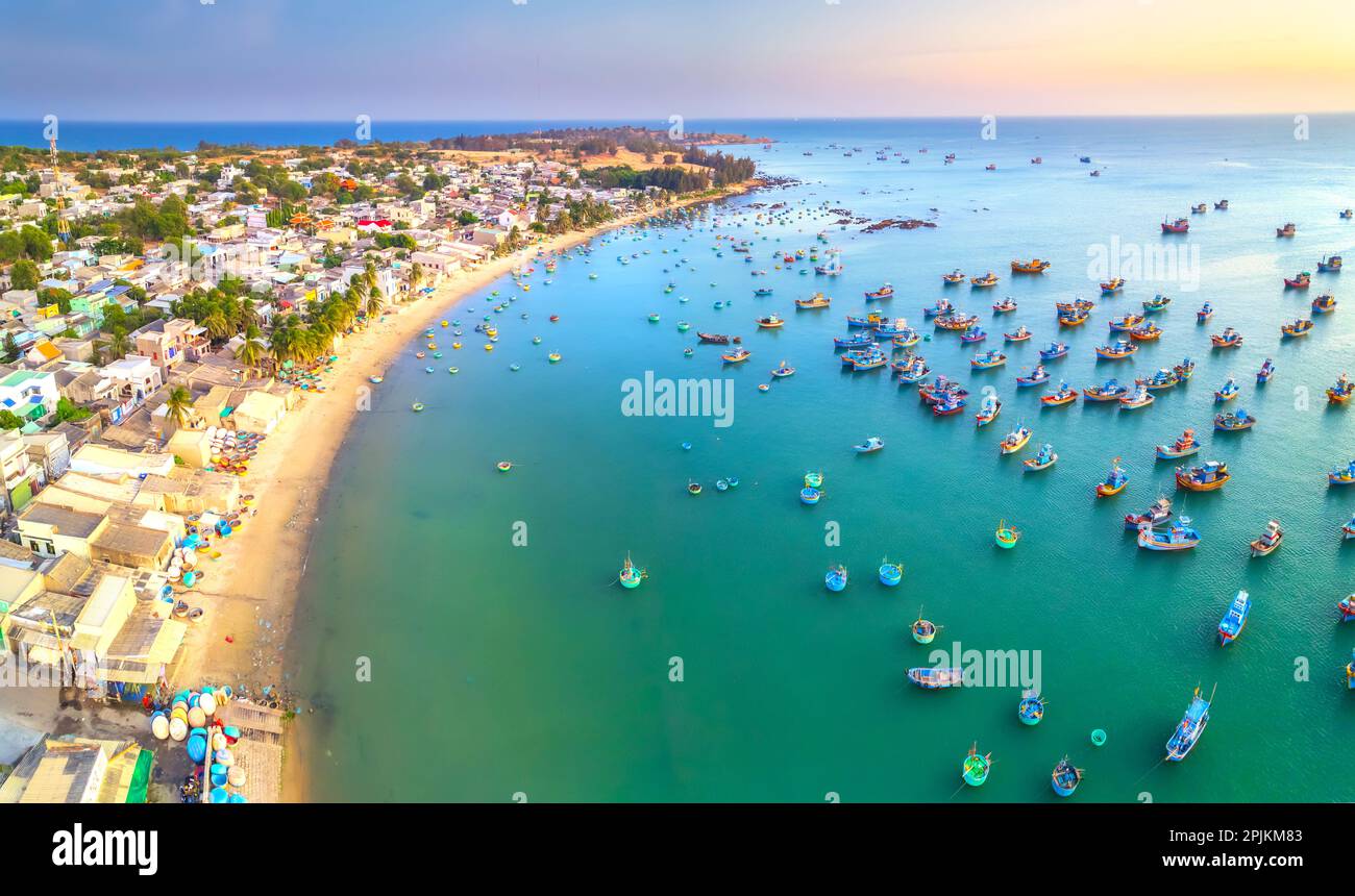 Veduta aerea del villaggio di pescatori di Mui NE al mattino con centinaia di barche ancorate per evitare tempeste, questa è una bella baia nel Vietnam centrale Foto Stock