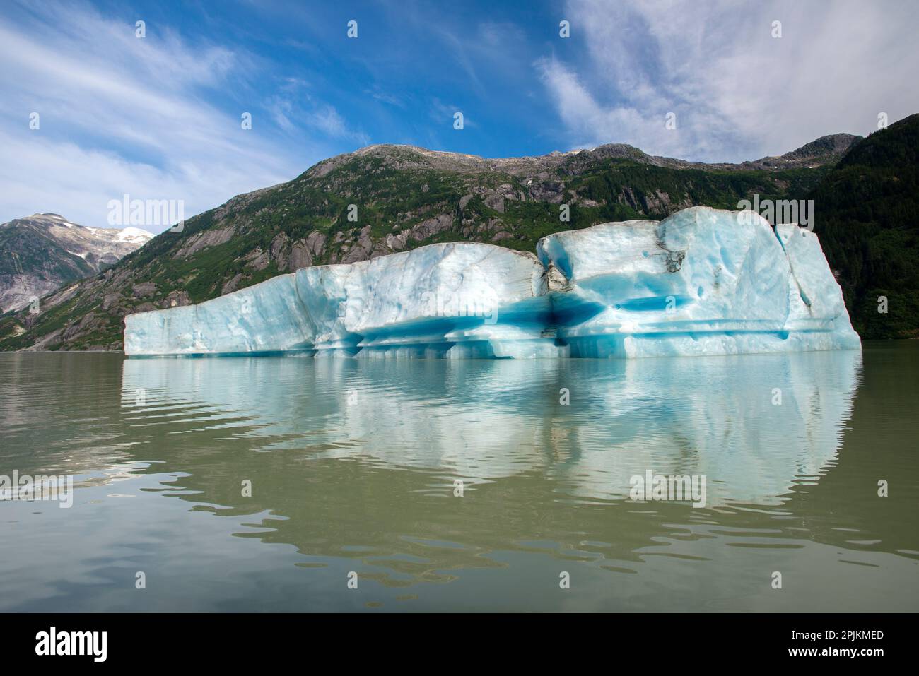 L'enorme iceberg si scioglie lentamente nel lago Shakes. Foto Stock