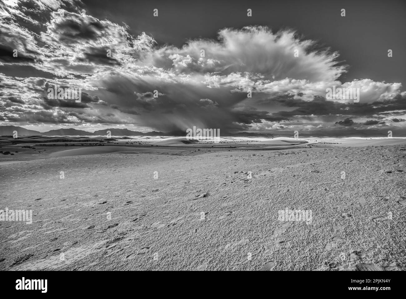 USA, New Mexico, White Sands National Park. Bianco e nero di temporale sul deserto e sulle montagne di San Andres. Foto Stock