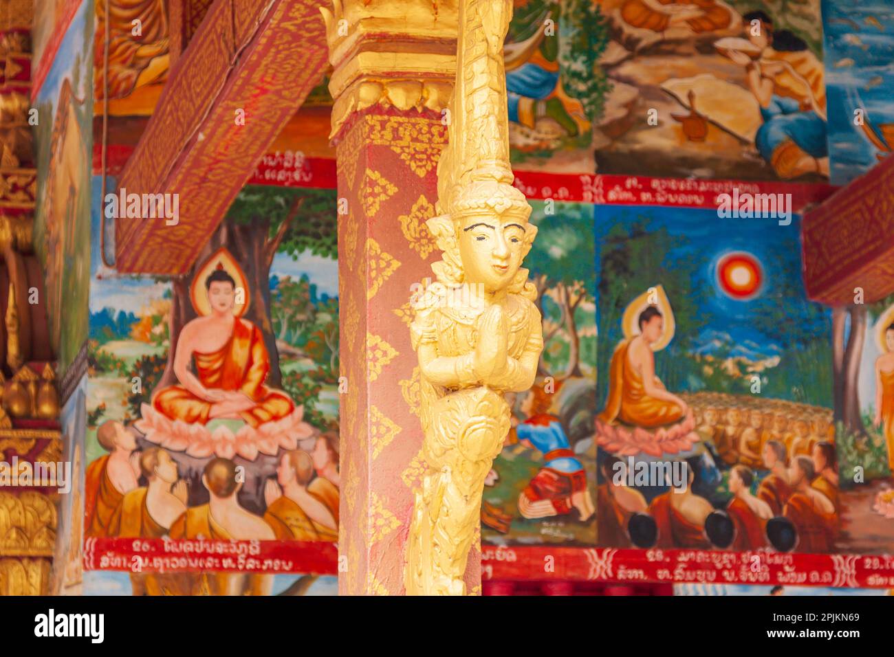 Laos, Luang Prabang. Wat Phonxay. Murales raffiguranti la vita di Buddha. Foto Stock