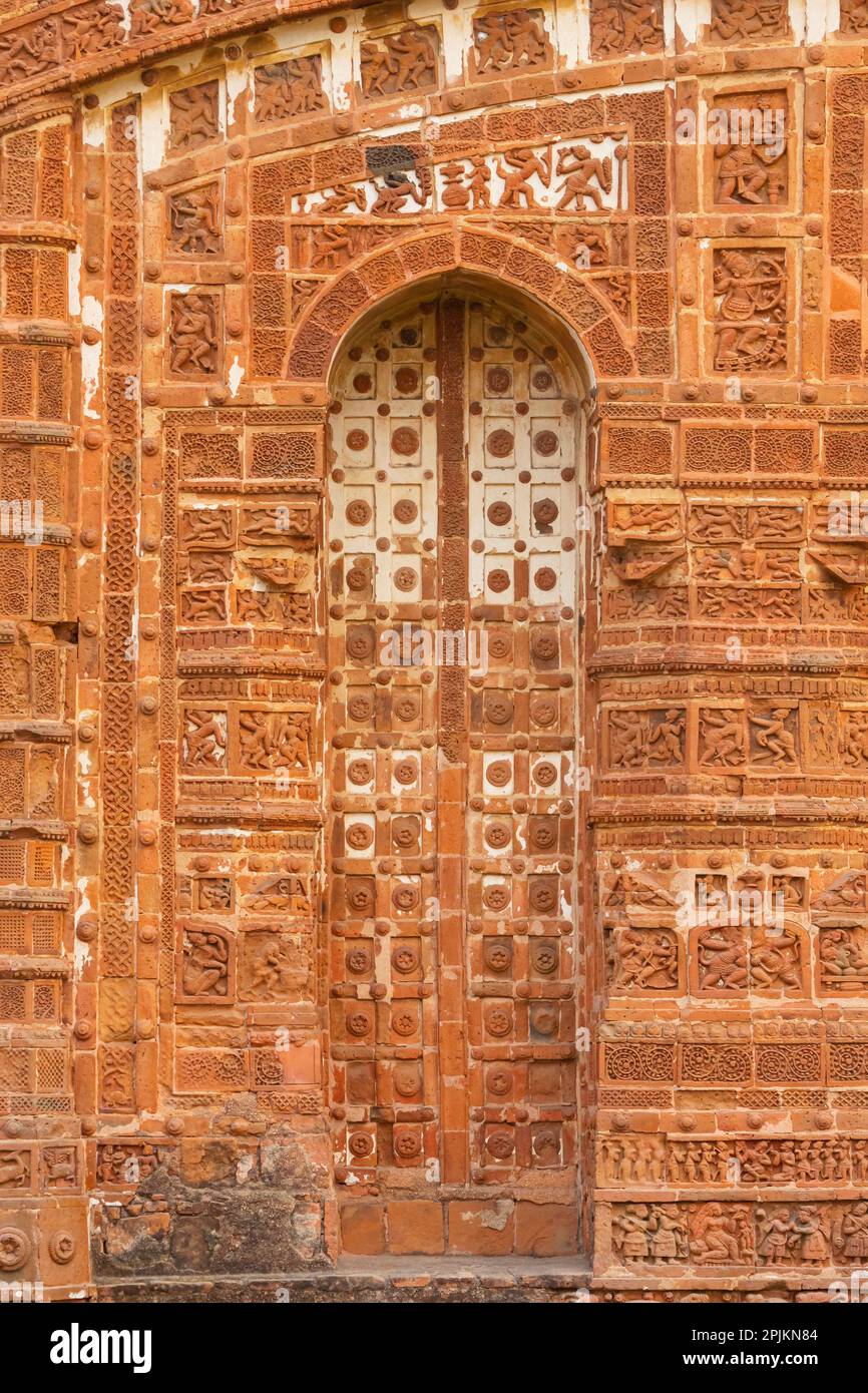 Sculture di vita umana sul tempio di Radheshyam, Bishnupur, Bengala Occidentale, India. Foto Stock