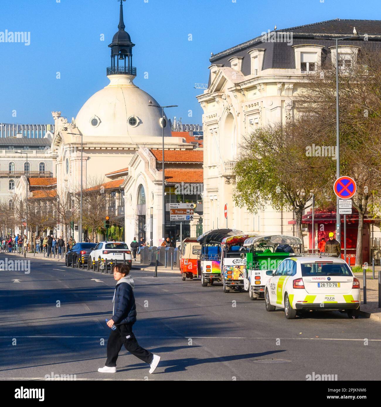 Lisbona, Portogallo - 4 gennaio 2023: Vista sulla strada di una città attraversata da una passeggiata pedonale, lo sfondo contiene auto colorate e merda Foto Stock