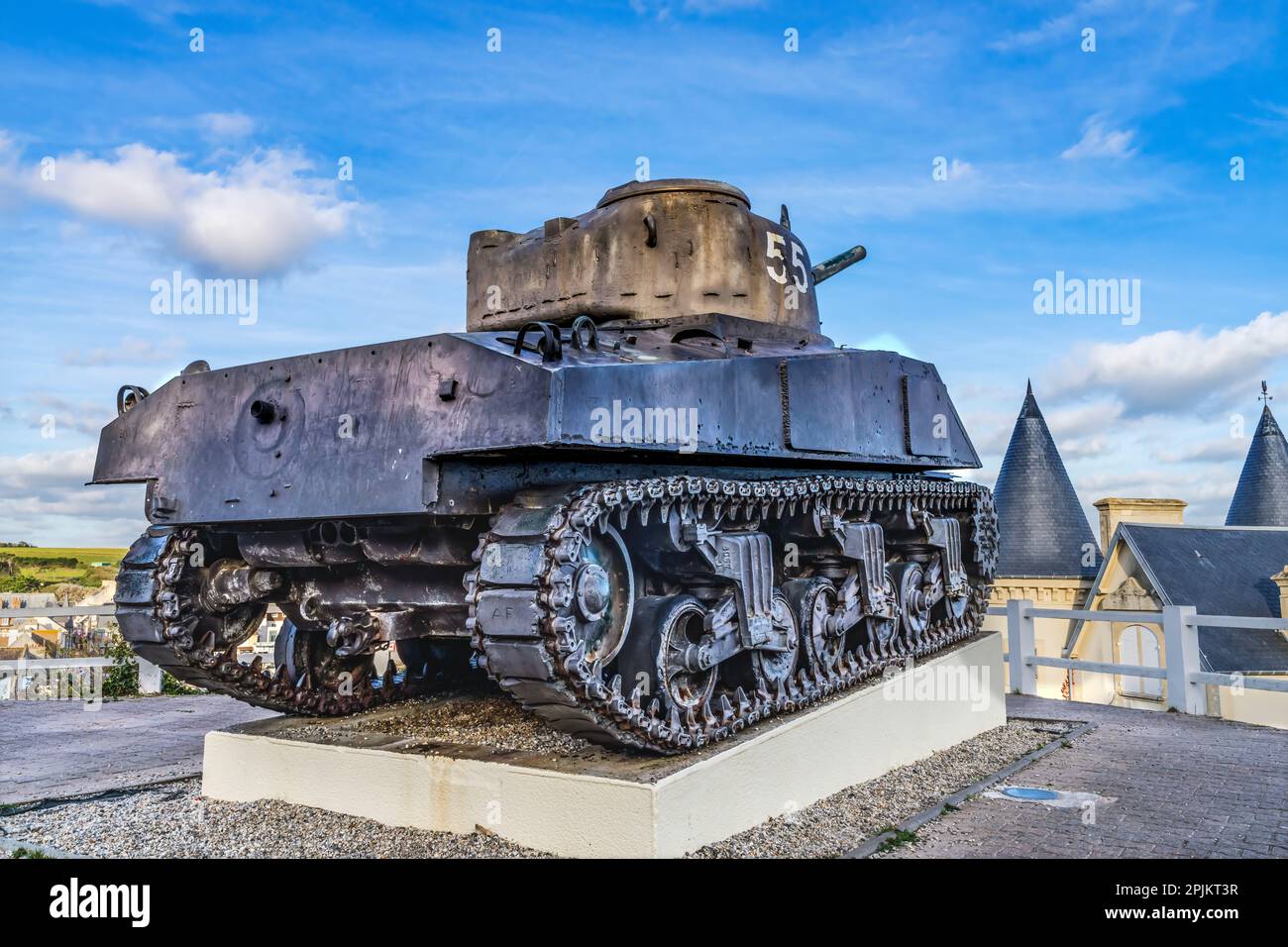 US Sherman Tank Monument, Mulberry Harbour, Arromanches-les-Bains, Normandia, Francia. Foto Stock