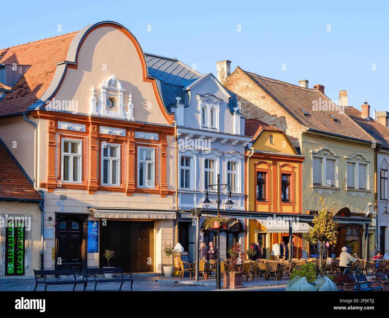 Vecchi edifici nella piazza principale (Foe Ter). La città medievale Koszeg nella Transdanubia occidentale vicino al confine austriaco, Ungheria. (Solo per uso editoriale) Foto Stock