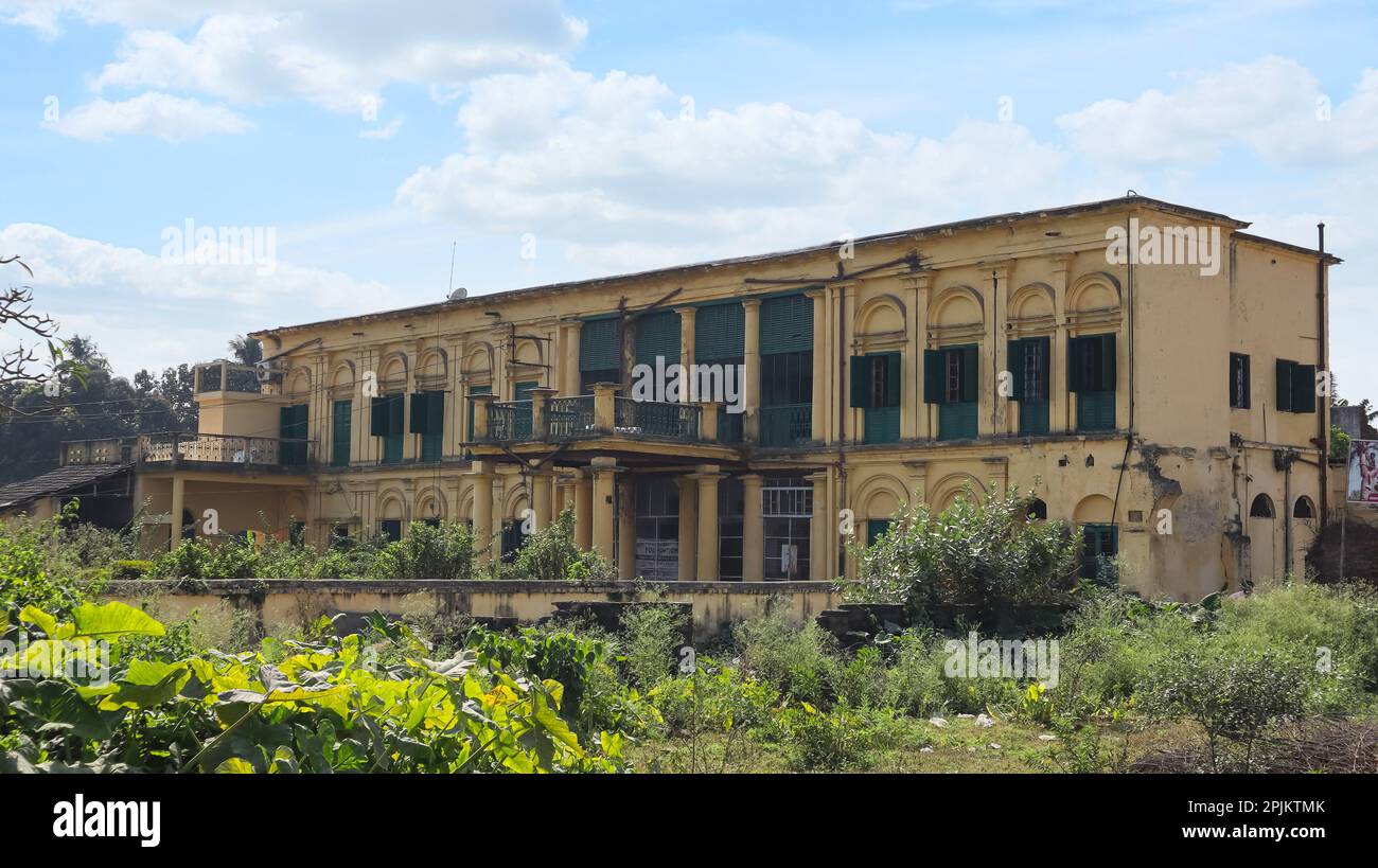 Vecchio Rajbari nel tempiale anteriore di Hansesvari, Bansberia, Bengala occidentale, India. Foto Stock