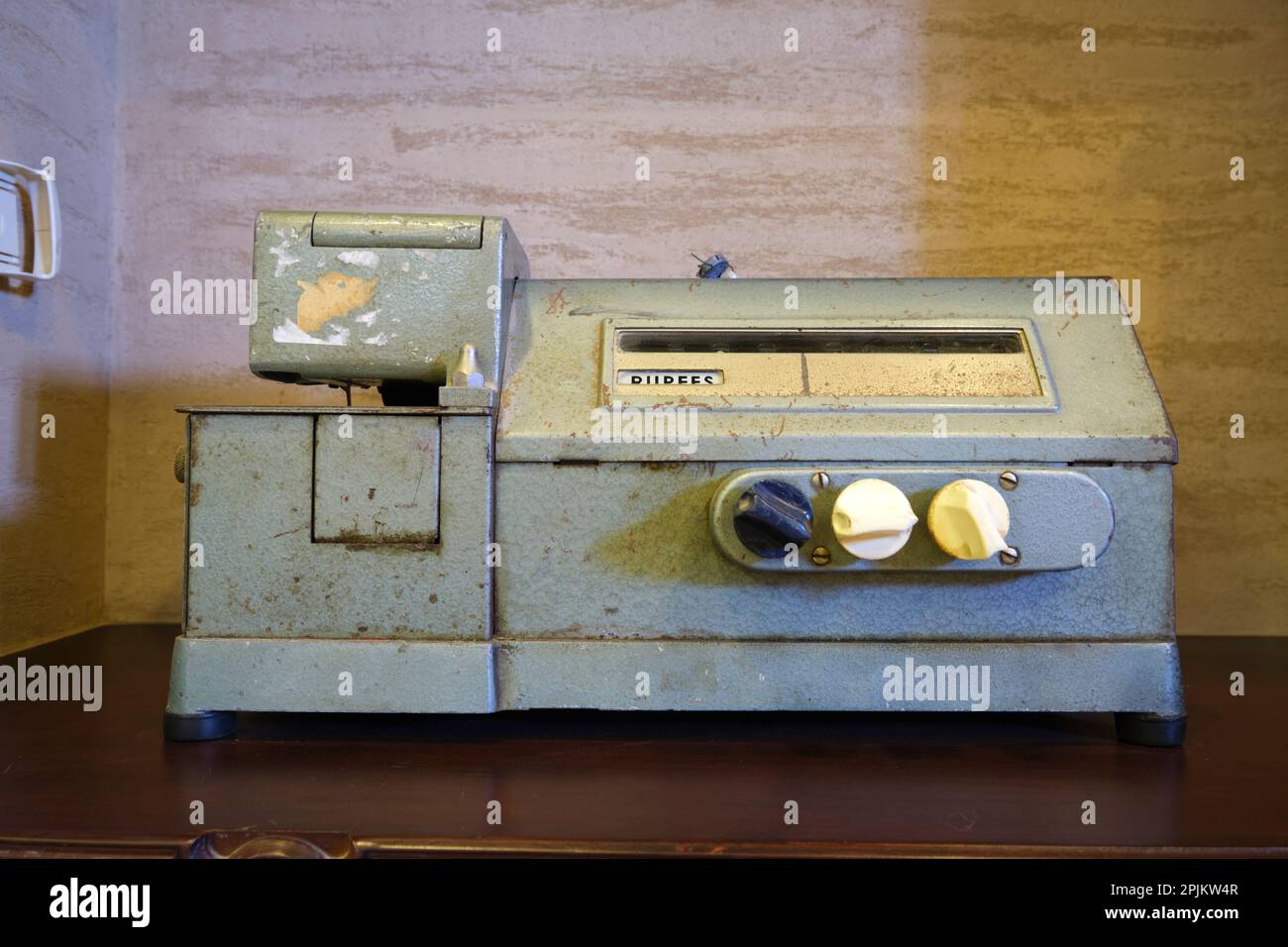 Una delle camere è dedicata alla storia del servizio postale. Vecchio francobollo cancellazione, pagamento, metro macchina in rupie. Allo Sheikh Zayed Foto Stock