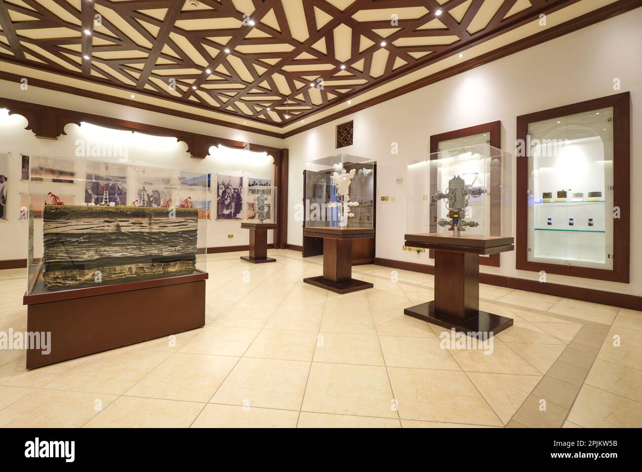 Una delle sale è dedicata alla storia dello sviluppo di petrolio e gas. Al Museo Sheikh Zayed bin Sultan al Nahyan Heritage Center di Abu Dhabi, Foto Stock