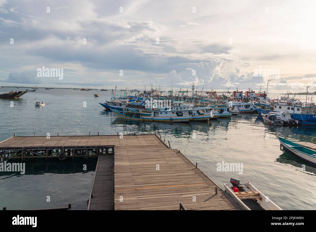 Sorong, Indonesia - Febbraio 01,2023: Vista alle barche fisher al molo di Sorong, dove le navi vanno ad altre isole a Raja Ampat Foto Stock