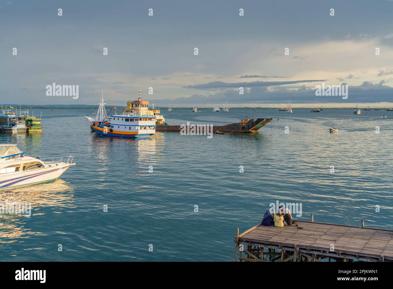 Sorong, Indonesia - Febbraio 01,2023: Persone al molo al molo di Sorong, dove le navi vanno ad altre isole a Raja Ampat Foto Stock