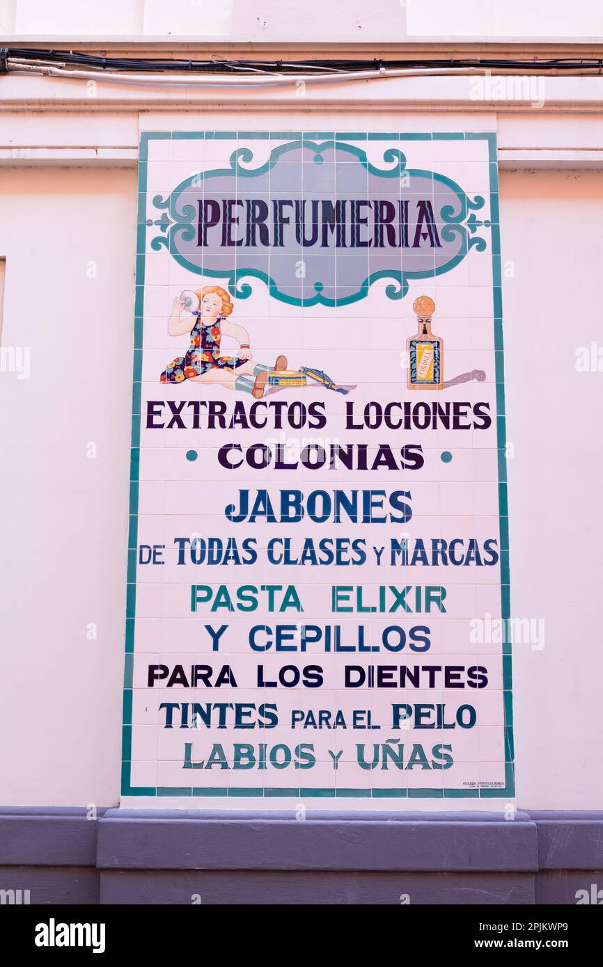 Perfumeria vecchio stile piastrelle pubblicità sulle mura della città. Santa Cruz de Tenerife, Isole Canarie, Spagna Foto Stock