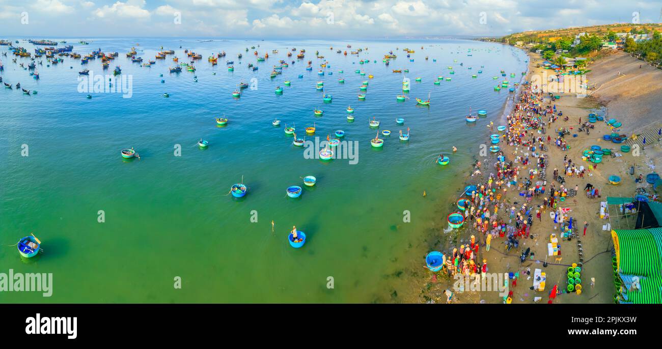 MUI ne mercato del pesce visto dall'alto, il mercato mattutino in un villaggio di pescatori costiero per acquistare e vendere frutti di mare per le province centrali del Vietnam Foto Stock