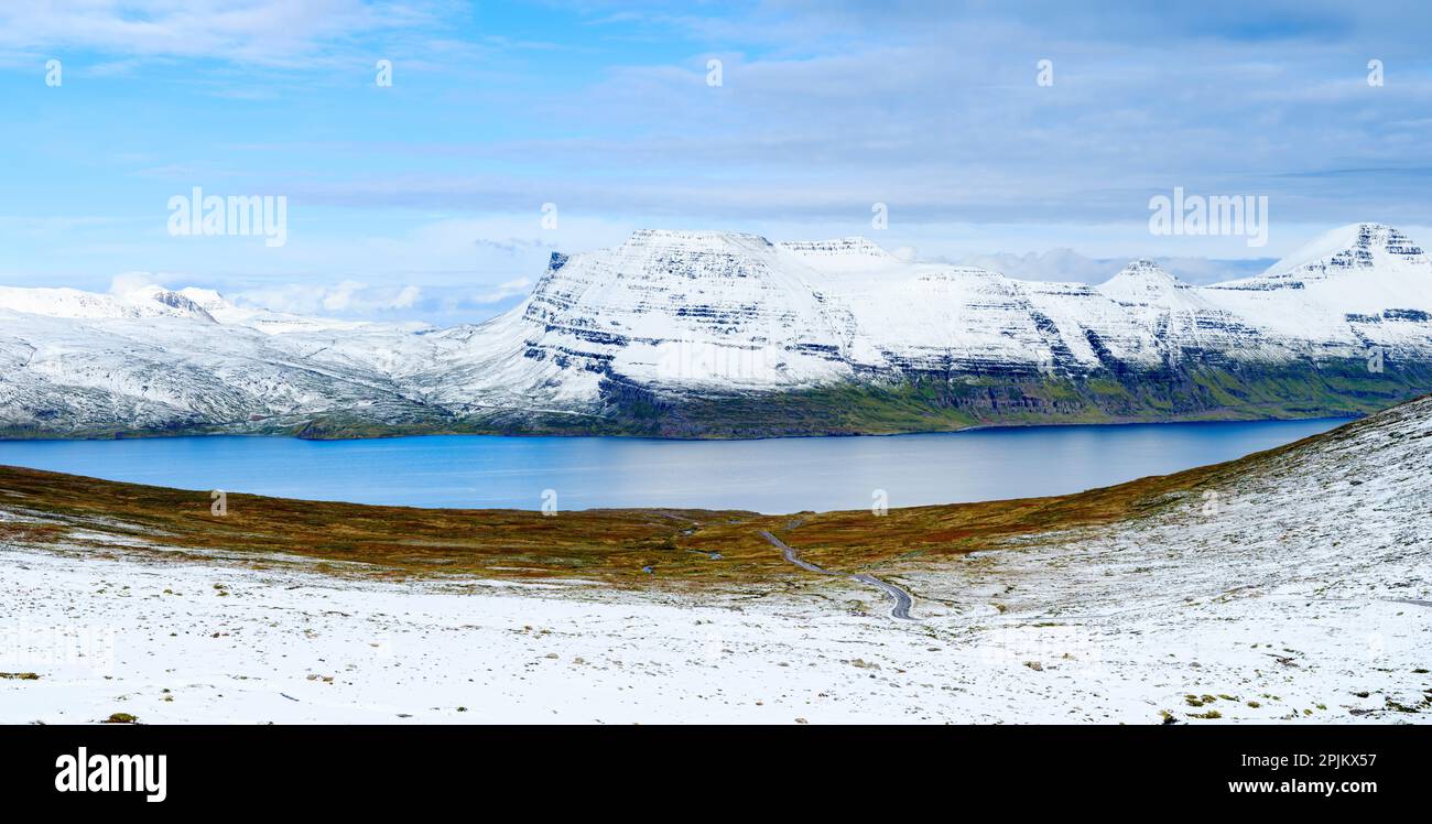 Paesaggio a fiordo Reykjarfjordur. I Westfjords nel tardo autunno. Europa, Islanda Foto Stock