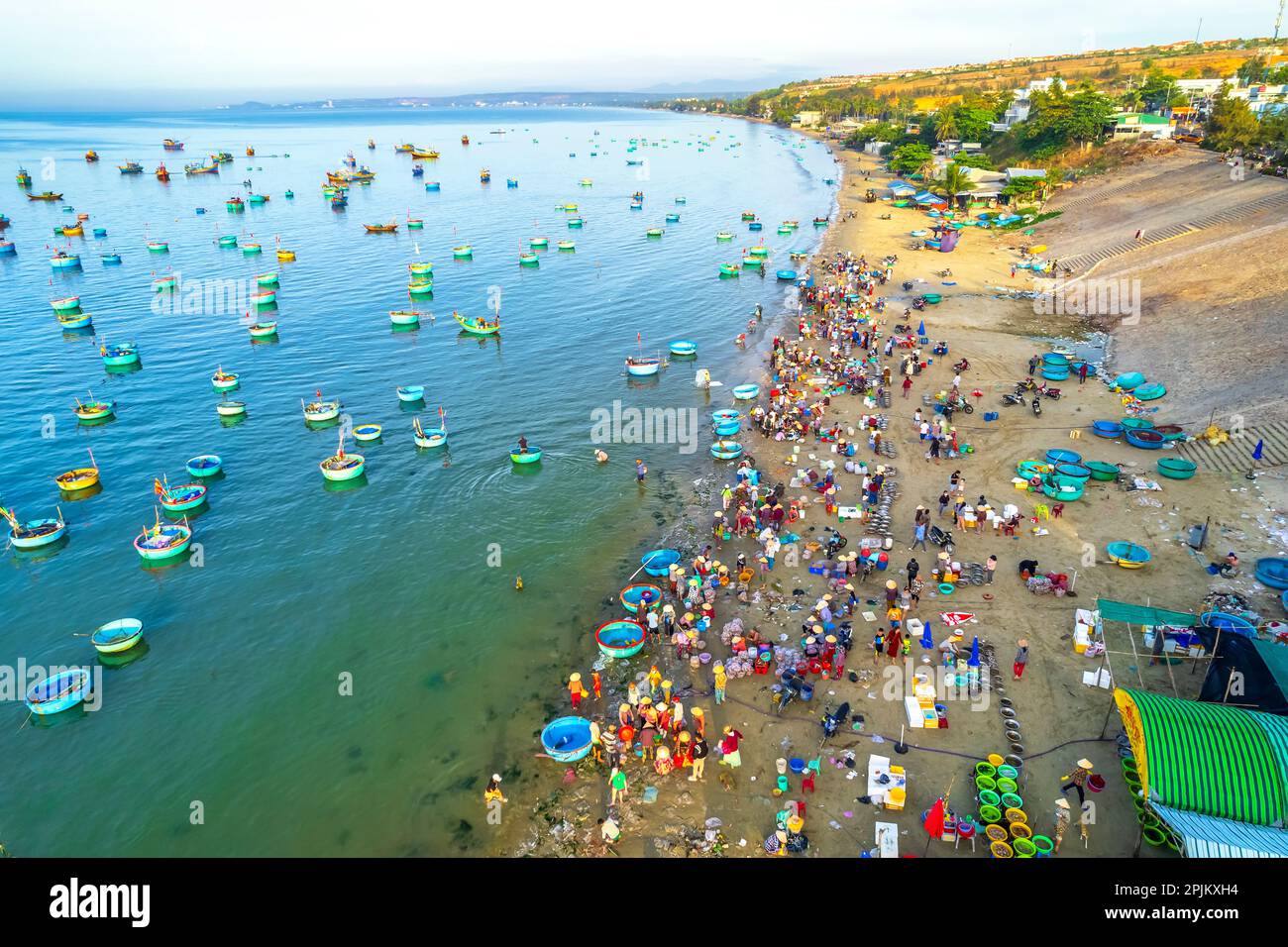 MUI ne mercato del pesce visto dall'alto, il mercato mattutino in un villaggio di pescatori costiero per acquistare e vendere frutti di mare per le province centrali del Vietnam Foto Stock