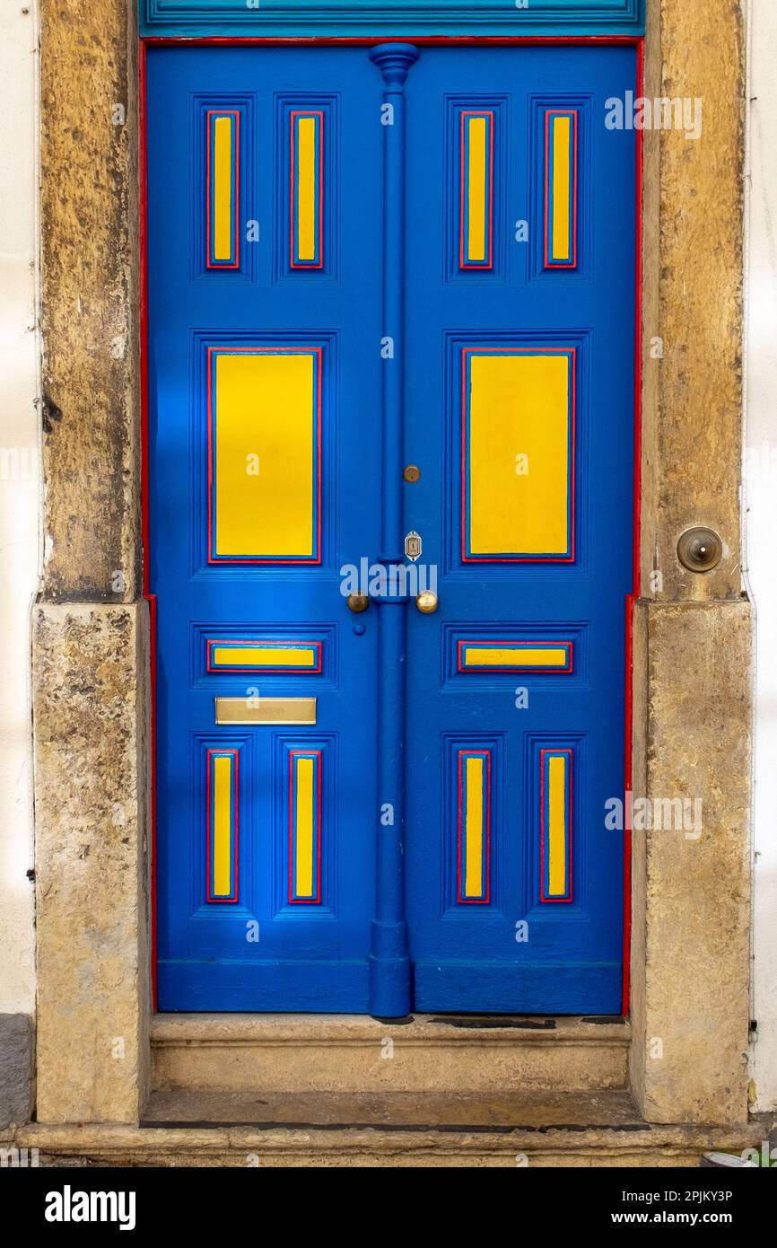 Lisbona, Portogallo. Vivace porta blu su una strada di Lisbona Foto Stock
