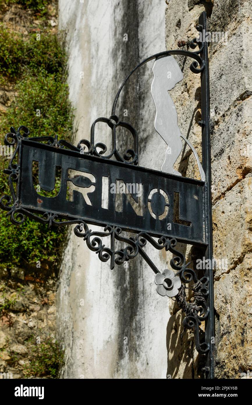 Lisbona, Portogallo. Vecchio orinale in metallo sulla strada laterale. Foto Stock