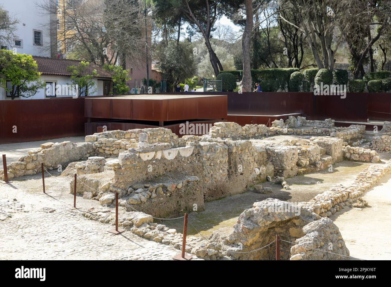 Lisbona, Portogallo. Castelo Sao Jorge si affaccia sulla città di Lisbona. Le prime fortificazioni furono costruite nel 1st secolo a.C. Reperti antichi presso il sito archeologico di scavo. Foto Stock