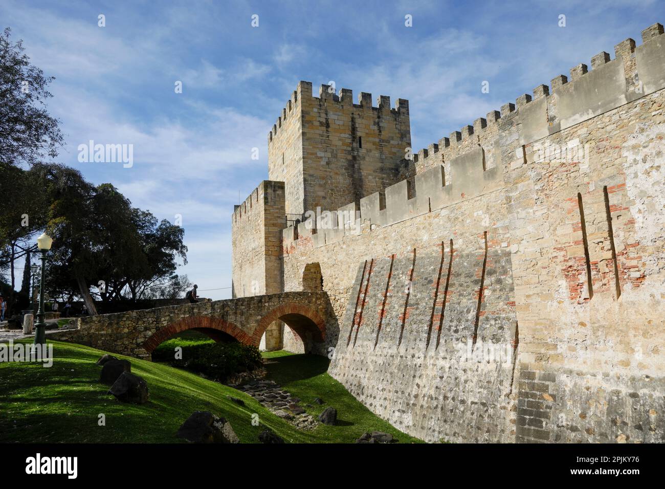 Lisbona, Portogallo. Castelo Sao Jorge si affaccia sulla città di Lisbona. Le prime fortificazioni furono costruite nel 1st secolo a.C. Entrata sopra il fossato. Foto Stock