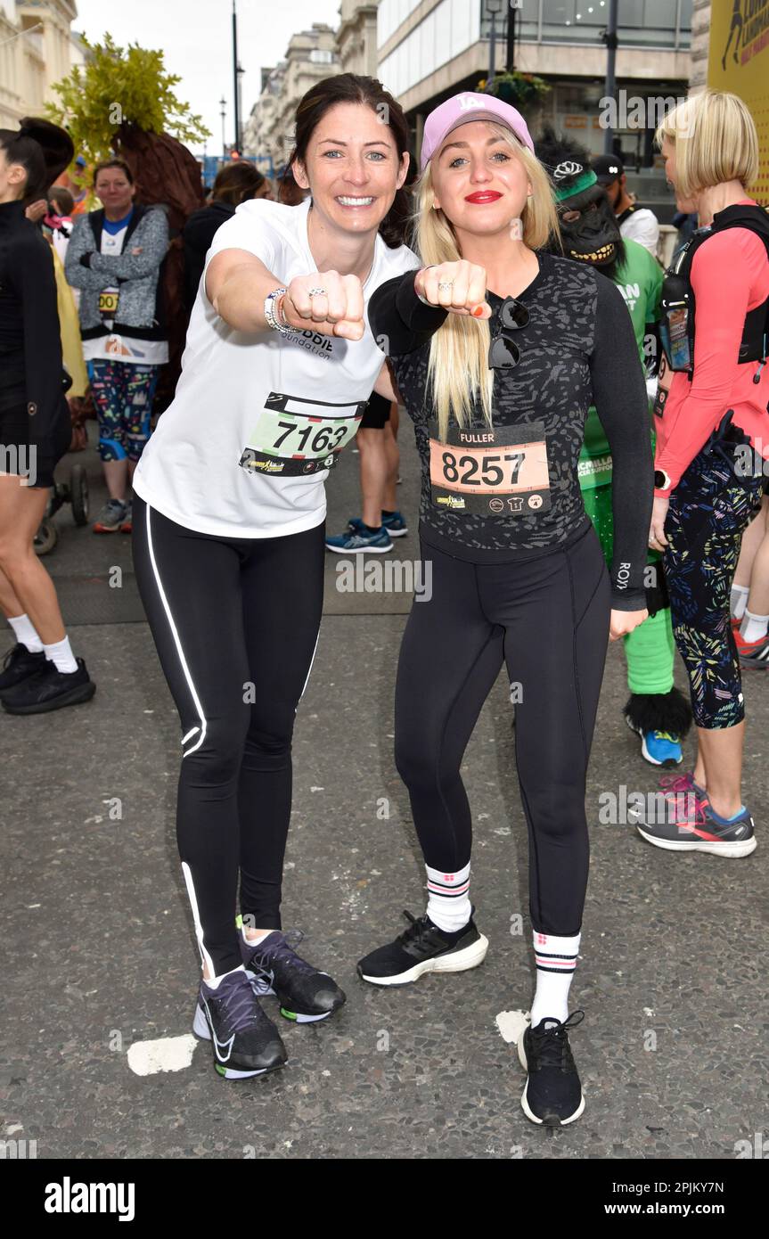 Eve Muirhead & Aimee Fuller all'inizio del 2023 Londra Landmarks Mezza Maratona a Pall Mall East, Londra. Sue Andrews/Alamy. Foto Stock