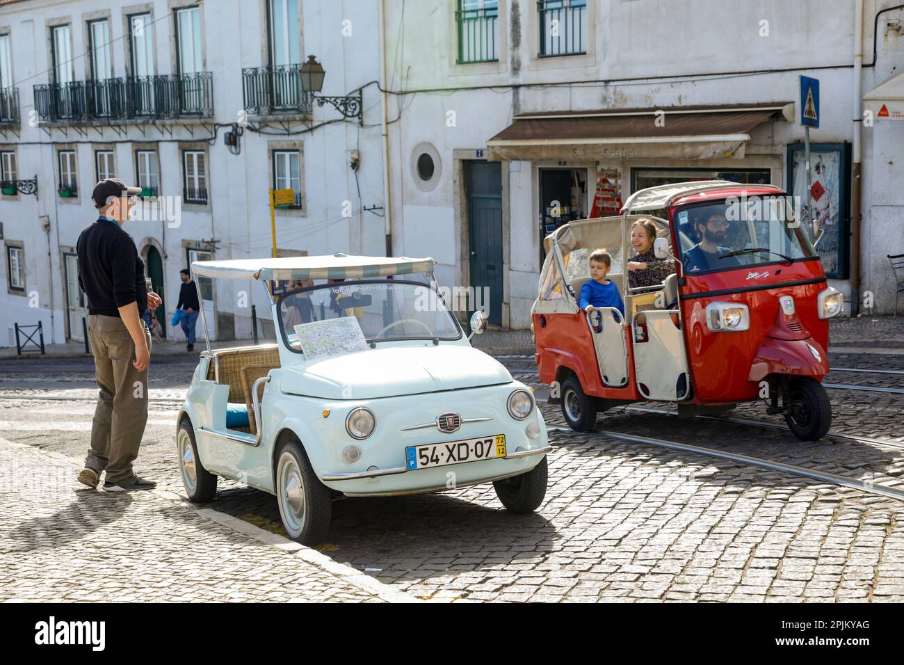 Lisbona, Portogallo. Tuk Tuk e la vecchia fiat servono per trasportare i turisti intorno alle ripide colline di Lisbona. (Solo per uso editoriale) Foto Stock