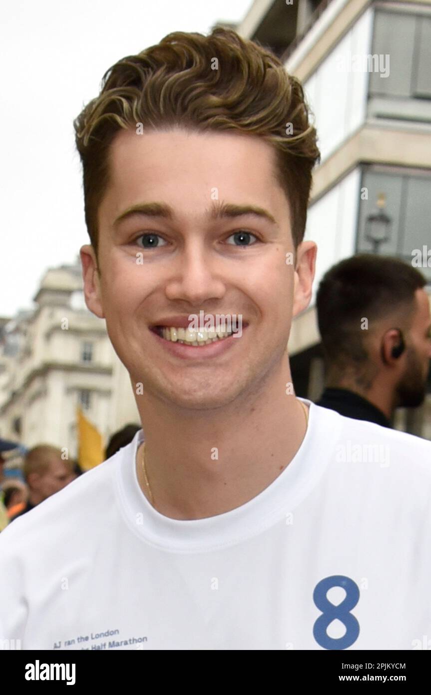 AJ Pritchard all'inizio dei 2023 punti di riferimento di Londra Mezza Maratona nel Pall Mall East, Londra. Sue Andrews/Alamy. Foto Stock