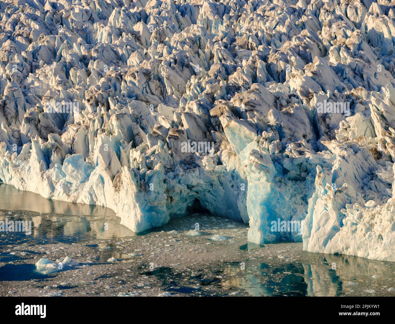 Ghiacciaio di Knud Rasmussen (chiamato anche ghiacciaio di Amuseeq) nel fiordo di Sermiligaaaq, Ammassalik, territorio danese. Foto Stock