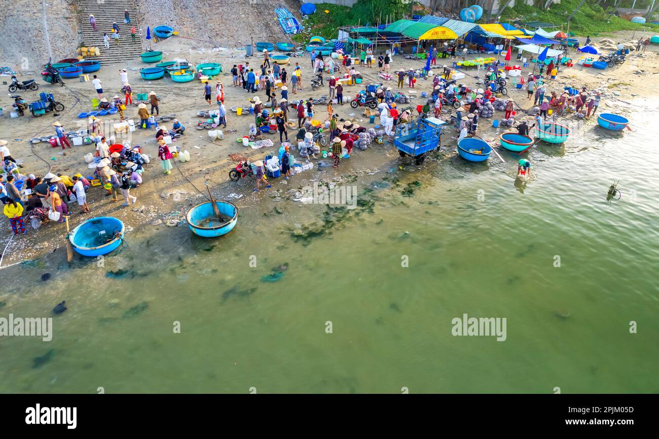 MUI ne mercato del pesce visto dall'alto, il mercato mattutino in un villaggio di pescatori costiero per acquistare e vendere frutti di mare per le province centrali del Vietnam Foto Stock