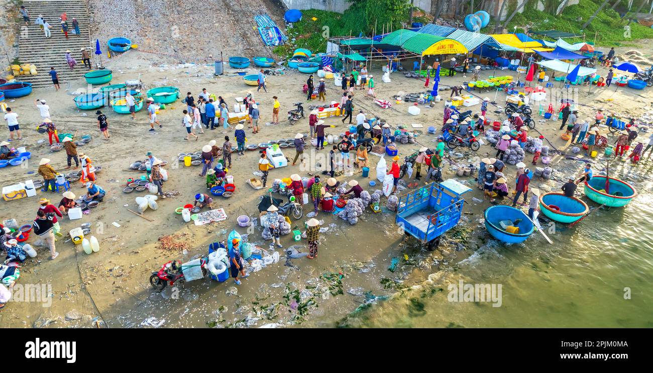 MUI ne mercato del pesce visto dall'alto, il mercato mattutino in un villaggio di pescatori costiero per acquistare e vendere frutti di mare per le province centrali del Vietnam Foto Stock