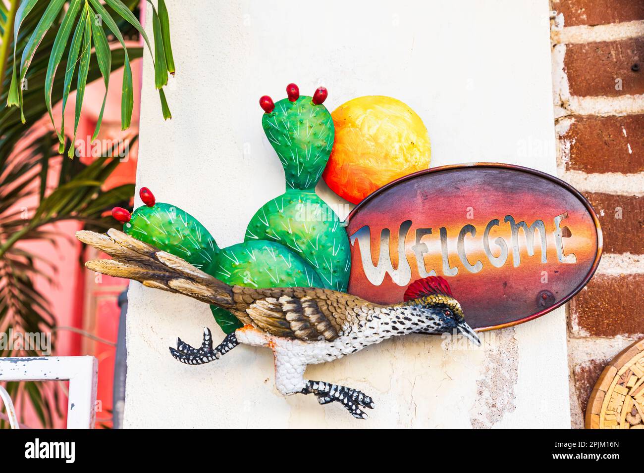 Todos Santos, Baja California sur, Messico. Cartello di benvenuto con un corridore stradale e un cactus. (Solo per uso editoriale) Foto Stock